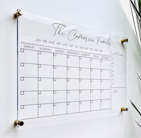 Kalender dinding berbahan akrilik transparan